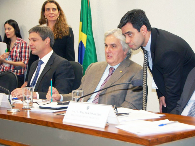 Delcidio acata emendas e votação do PRS 1/2013 é transferida para hoje Delcidio na sessao da CAE desta terca-feira (Foto: Assessoria Delcidio Amaral)