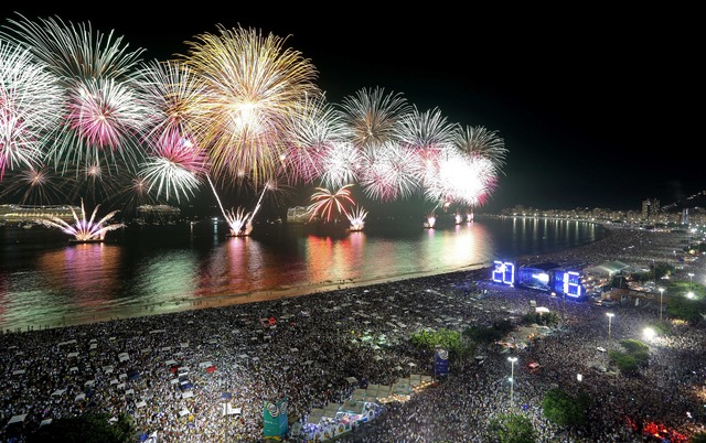 Donos de animais domésticos devem preparar ambiente para a noite de Réveillon A luz, o barulho, a pólvora e o brilho dos fogos de artifícios podem causar impacto nos animais. (Foto:Arquivo/Agência Brasil)