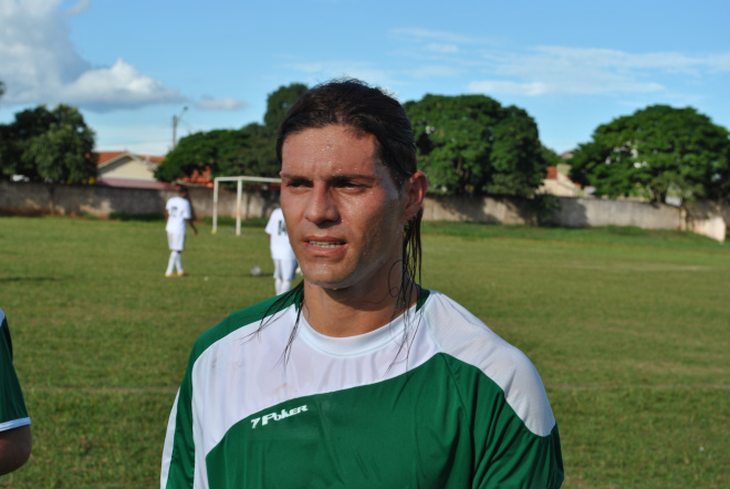 Jornais mineiros confirmaram nesta segunda-feira, 11, que o atacante bataguassuense, Marquinhos Cambalhota, foi contratado pelo Atlético Mineiro