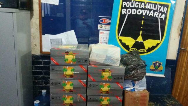 Os policiais ao vistoriarem o veículo foi encontrado no porta malas sete volumes de carvão para narguilé e quatro de essências de narguilé. (Foto: PMR)