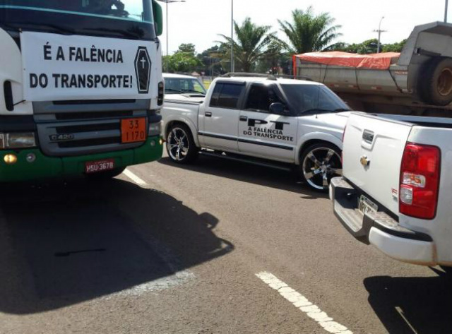 Condutores de veículos fecham avenida, após a comitiva da presidenta Dilma passar (Foto: Midiamax News)