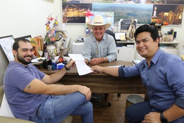 Prefeito Angelo Guerreiro assina ordem de serviço para início da 2ª etapa da construção das casas populares Foto/Assessoria