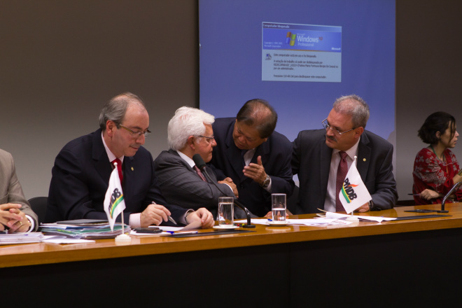 Deputado Akira Otsubo convida ministro para inauguração do aeroporto de T. L. O deputado federal Akira Otsubo (PMDB/MS)fez o convite pessoalmente ao ministro da Secretaria de Aviação Civil (SAC), Moreira Franco (Foto: Assessoria Deputado)