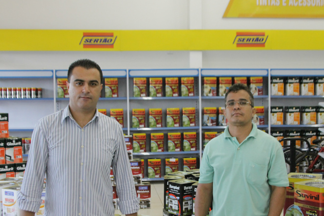 Inauguração da filial da Sertão em Três Lagoas será no dia 7 Luciano Lopes (esq) e Ozair Fernandes (dir) conferem preparativos para inauguração da loja de Três Lagoas.
