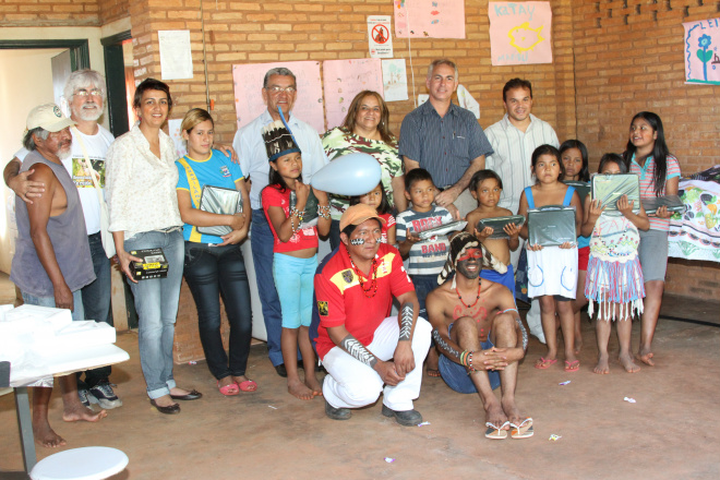 Prefeito de Brasilândia entrega laptop a estudantes indígenas Prefeito Jorge Diogo ao lado das autoridades entregou o laptop educacional aos estudantes indígenas (Foto: Divulgação/Assecom)