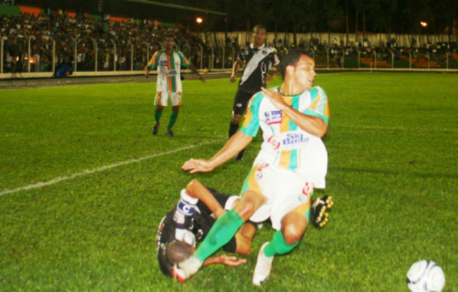 Naviraiense goleia Misto e é o primeiro finalista do Estadual Atacante Cristiano, mesmo sem ter marcado foi um dos destaques da vitória do Naviraiense (Foto: Orisvado Sales/Portal do MS)