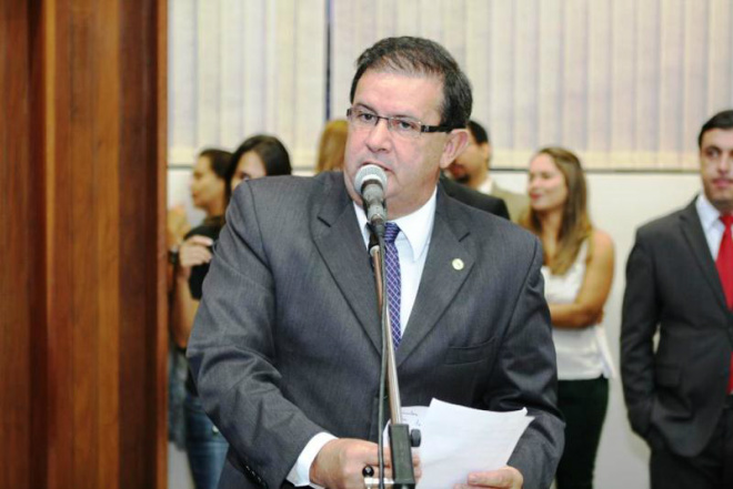 Eduardo Rocha homenageia diplomata de Três Lagoas O parlamentar apresentou indicação para viabilizar a adequada sinalização, em razão da complexidade do acesso às válvulas de entrada e saída de veículos no trevo da BR-158 (Foto: Divulgação/Assecom)