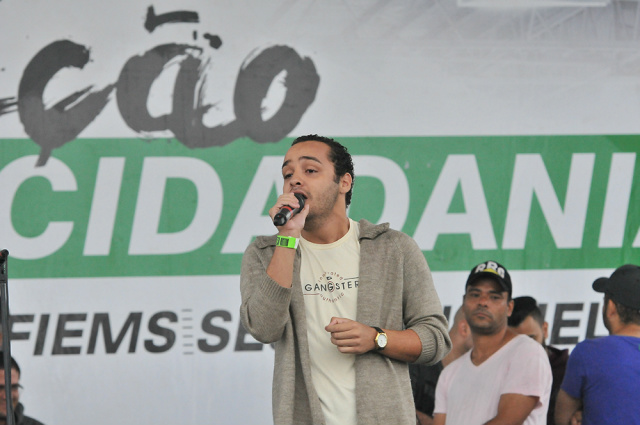 O cantor Matheus Souza de 20 anos, morador do Santa Luzia, interpretou a música “Aleluia”, no Ação Cidadania. (Foto: Assessoria)
