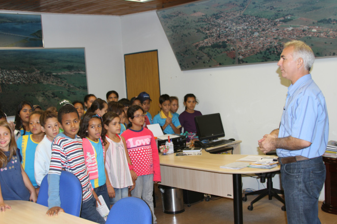 Prefeito Jorge Diogo conversa com os estudantes da Escola Municipal Antônio Henrique Filho (Foto: Divulgação/Assecom)