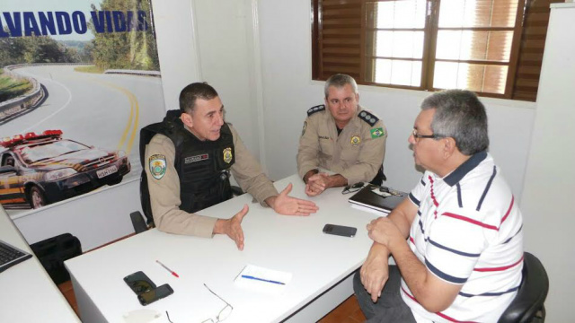 Ao lado do delegado da PRF de Três Lagoas, inspetor Gratão, o inspetor Mariano explica ao jornalista Ricardo Ojeda a real razão da operação Falco (Foto: Léo Lima)