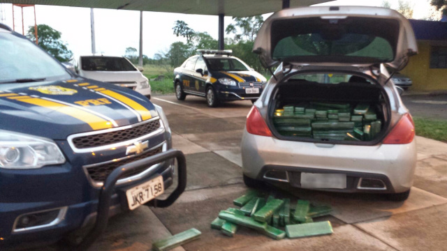 Motorista é encontrado com 339 kg de maconha no porta-malas A droga estava em tabletes no porta-malas do carro e totalizaram 339 kg de maconha. (Foto: Assessoria)