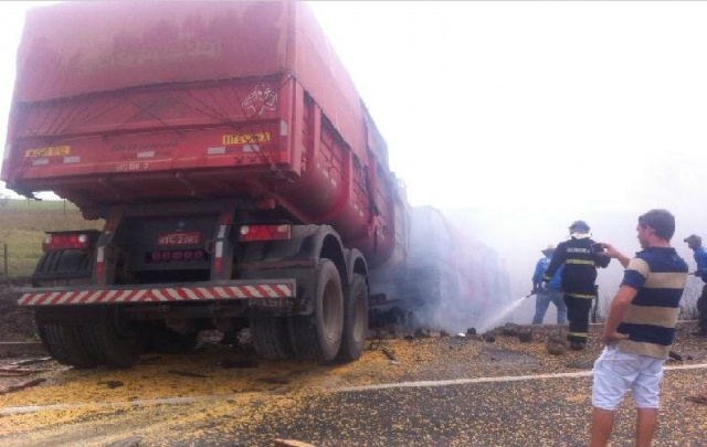 Caminhão de Chapadão do Sul é atingido por carreta na BR-158 Veículos foram consumidos pelas chamas, e tiveram perca total (Foto:Chapadense News)