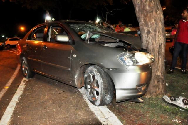 Em alta velocidade, motorista perde o controle e colide em árvore Vítimas não tiveram ferimentos mais graves devido aos airbags do carro (Foto:Nova News)