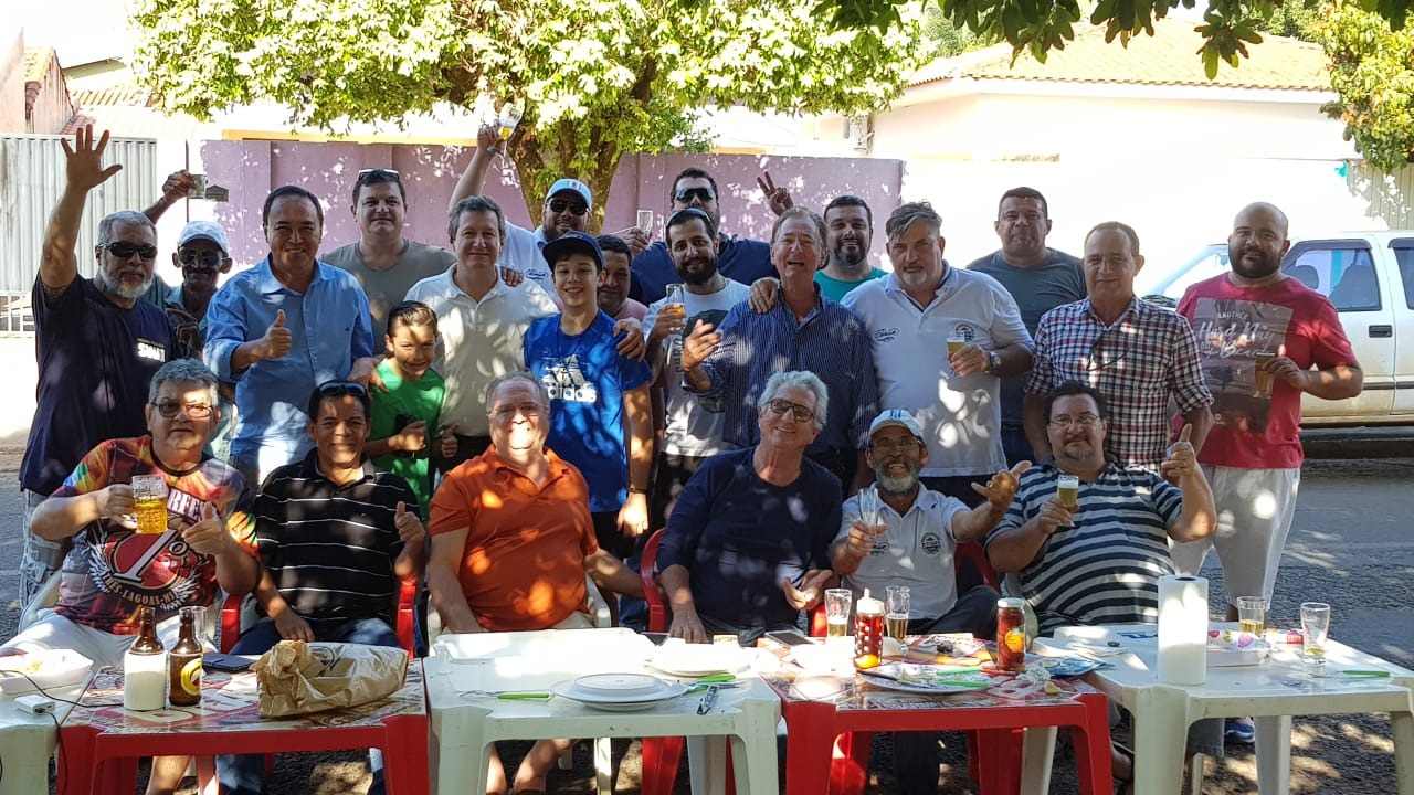 Confraria de amigos três-lagoenses comemora cinco anos sob a batuta do uruguaio Tchesco A confraria reúne, hoje, 36 membros. Fotos: Arquivo pessoal