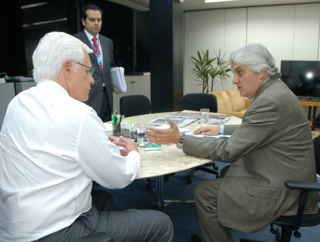 Delcídio e ministro discutem investimentos em aeroportos de MS Senador pediu ao ministro investimentos nos aeroportos de MS (Foto: Divulgação/Assecom)