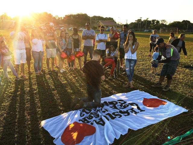 Jovem três-lagoense surpreende noiva com pedido de casamento que veio do céu Após aterrizagem e tendo os familiares da noiva como testemunhas jovem pediu a mão da noiva em casamento (Foto:Divulgação)
