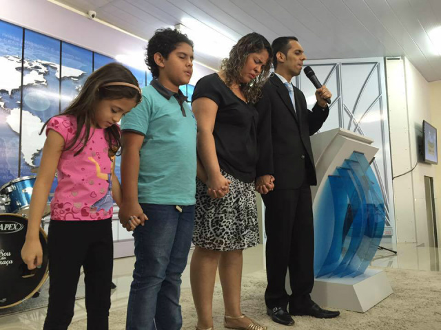 Dez morrem em estradas federais de MS; 5 eram crianças Família de Três Lagoas vítima de acidente no sábado (4). Pastor e as duas crianças morreram. Mulher continua internada. Motorista que bateu no carro da família dirigia bêbado. (Foto: Reprodução/Facebook).
