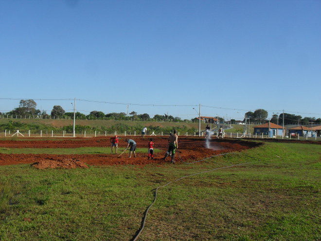 Socorro aos pilotos do Brasileiro de Motocross ficará por conta da Asatrem Cinco dias antes da competição a pista começa a ser irrigada. Foto: Arquivo Pessoal