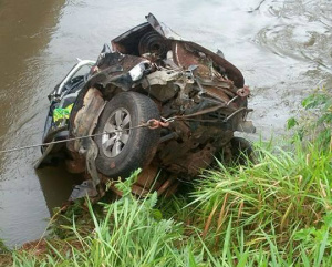 Dez morrem em estradas federais de MS; 5 eram crianças Hilux caiu no rio Santa Luzia e ficou submersa. (Foto: Divulgação).