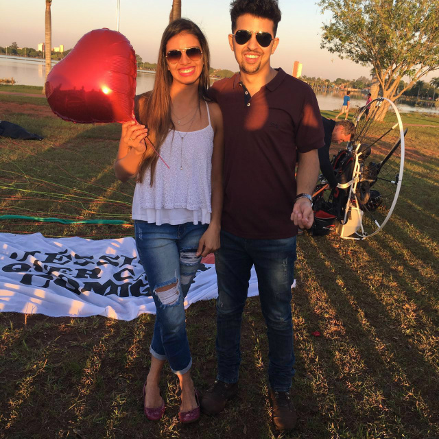 Jovem três-lagoense surpreende noiva com pedido de casamento que veio do céu Agora Paulo Roberto disse que vai se formar para marcar a data do casamento com a nova Jéssica (Foto: Divulgação)