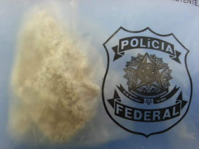 A porção de cocaína apreendida pela PF, logo após o acusada ter dispensado o volume e fugido na Primeira Lagoa (Foto: Divulgação)