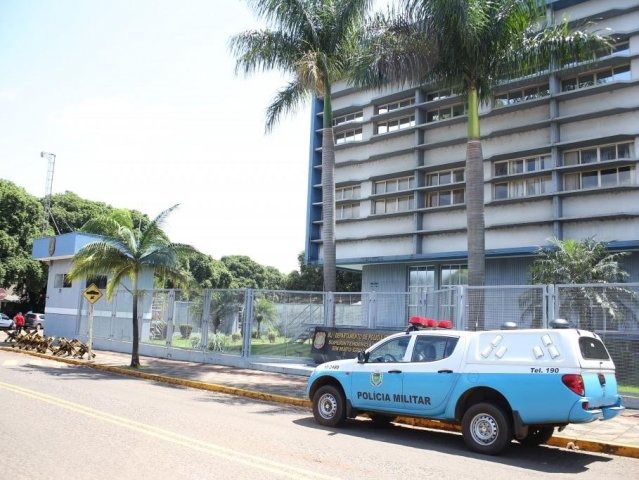 PF fez 9 flagrantes de irregularidades durante a eleição em MS Policiais militares levaram um dos presos a sede da PF em Campo Grande nesta manhã (Foto: Paulo Francis / Campo Grande News)