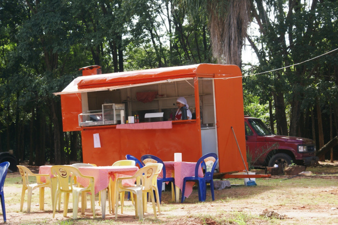 A única opção de alimentação dos estudantes é um  trailer provisório que está atendendo até a cantina voltar a funcionar (Foto: Camila Carvalho)