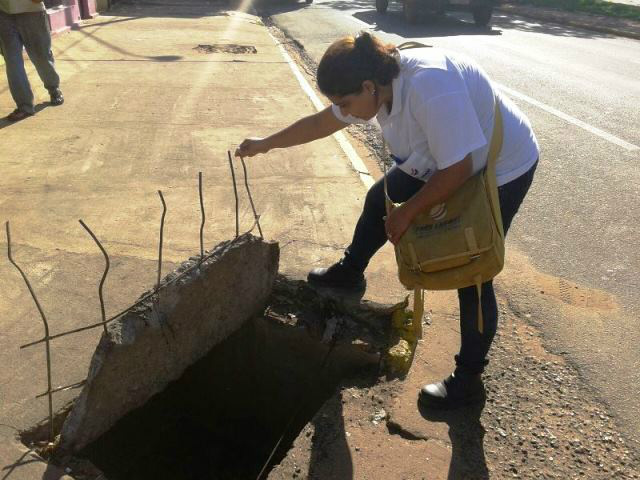 Saúde alerta população para não jogar lixo nos bueiros Nos bueiros, as Equipes de Combate a Endemias têm encontrado todo o tipo de lixo (Foto: Divulgação/Assecom)