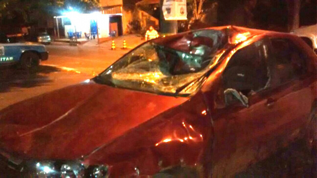 Carro ficou parcialmente destruído. (Foto: Da hora Bataguassu).