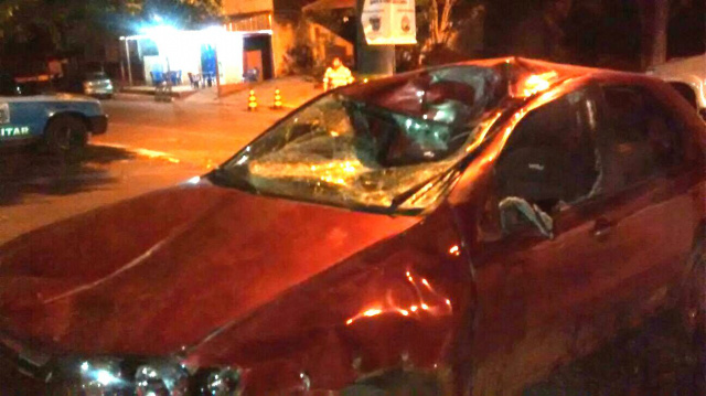 Boi solto na pista provoca acidente na MS-40 Carro ficou parcialmente destruído. (Foto: Da hora Bataguassu).