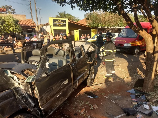Briga de marido e mulher causa acidente de trânsito na Egídio Thomé Imagens: Ailton Pereira / Corpo de Bombeiros