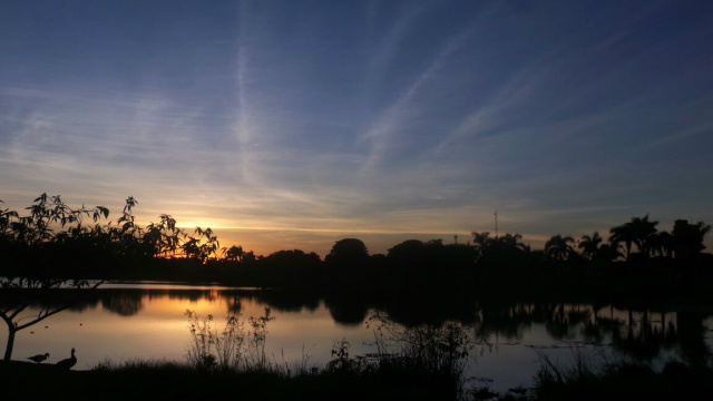 Nascer do sol de hoje (28), na região da Lagoa Maior. (Foto: Ricardo Ojeda)