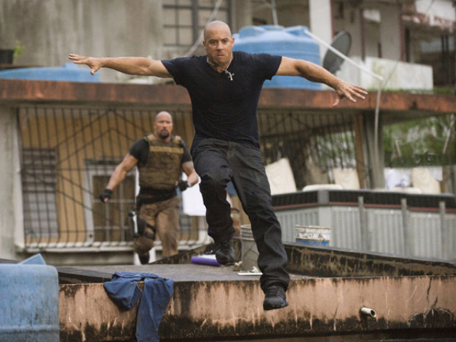 ‘Velozes e furiosos 5’ faz retrato violento do Rio de Janeiro Em cena de 'Velozes e furiosos 5', Vin Diesel é perseguido em favela carioca (Foto: Divulgação)