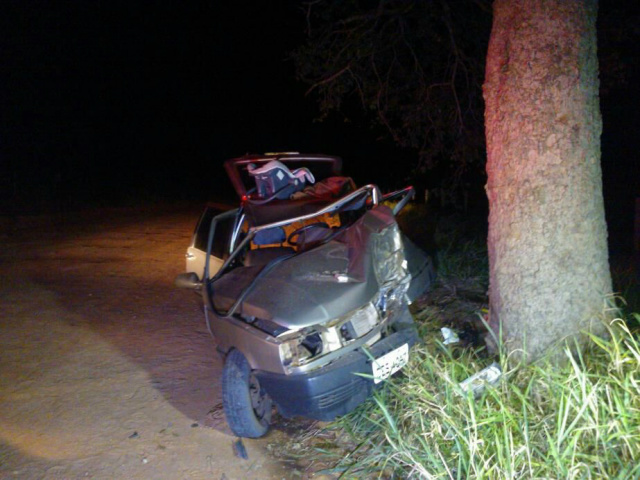 Motorista morre ao colidir com árvore; passageiro fica ferido Veiculo ficou destruído com o impacto (Foto: Correio do Estado)