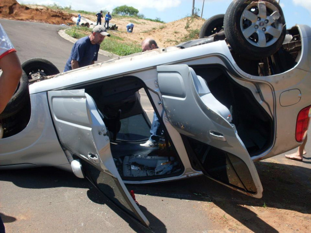 Após passar em buraco, carro capota e fere família Após passar por buraco eixo esquerdo dianteiro quebra e carro capota (Foto:Da Hora Bataguassu)