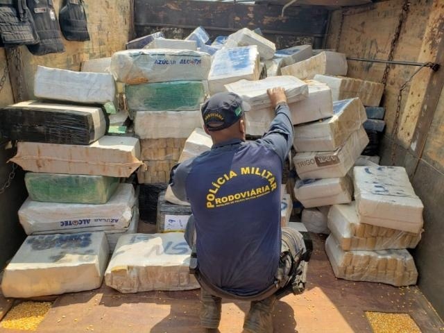Militares apreendem 4 toneladas de maconha escondidas em carga de milho Droga saiu da cidade de Ponta Porã e seria levada para São Paulo(Foto: Divulgação/PMR)