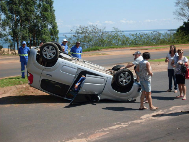 Após passar em buraco, carro capota e fere família