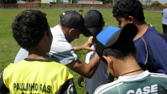 Ex-jogador Basílio visita escolinha de futebol em Três Lagoas O atleta distruibuiu autográfos aos futuros jogadores de futebol. Foto: Cristiane Vieira