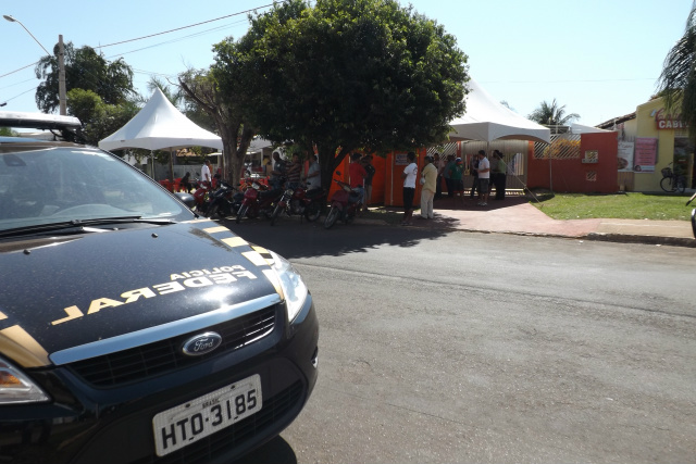 Sob reforça de segurança da PF e PM, o processo eleitoral no sindicato dos trabalhadores da construção civil segue normalmente (Foto: Léo Lima)