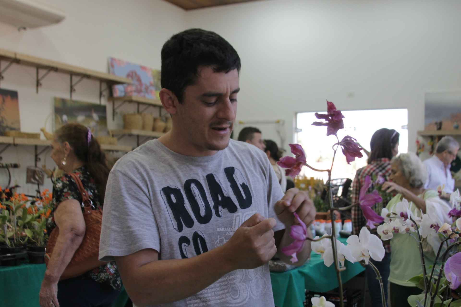 Orquidário Rio Preto expõe mais de 30 espécies na Casa do Artesão Genésio Rodrigues, proprietário do orquidário, falou sobre os diferentes tipos de polinização da orquídea (Fotos: Larissa Lima)