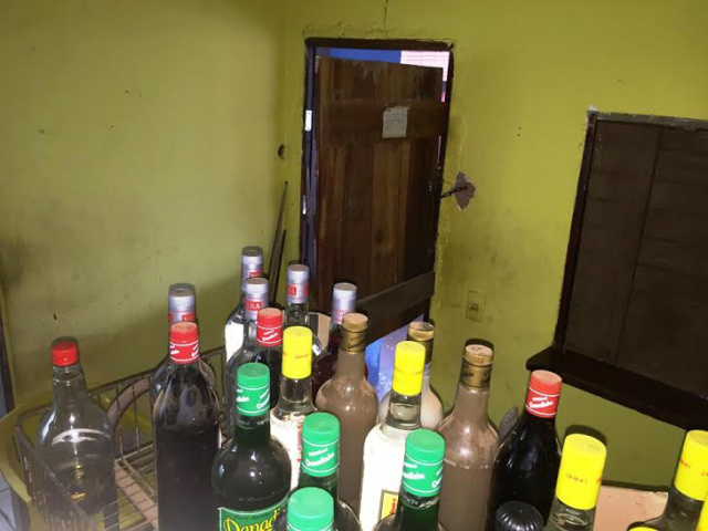 Ladrão arromba porta de bar, furta moedas de jukebox e ainda leva bebidas As garrafas levadas pelo ladrão e recuperadas por garota de programa, após a invasão ao bar (Foto: Marco Campos)