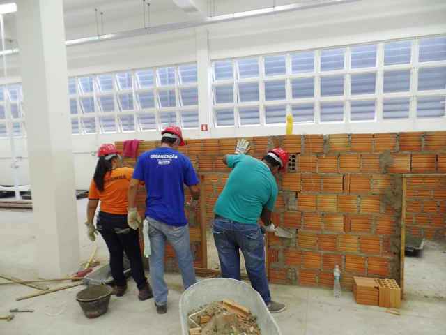Senai de Corumbá capacita trabalhadores bolivianos para construir fábrica de cimento São três turmas de pedreiros e três de armador de ferro que estão sendo capacitados pelo Senai (Foto:Redação da Unicom da Fiems)