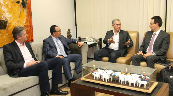 Durante a reunião, Reinaldo debateu parcerias entre a estatal chinesa e o Governo de Mato Grosso do Sul.(Foto: Notícias MS)