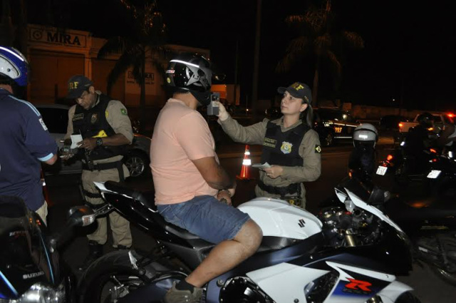 Policial aplica o teste do bafômetro em um motociclista barrado na operação (Foto: Divulgação)