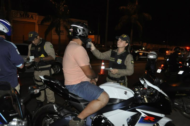 Em dois dias, PRF prende três e autua 21 condutores por embriaguez durante ação na BR-262 em Três Lagoas Policial aplica o teste do bafômetro em um motociclista barrado na operação (Foto: Divulgação)