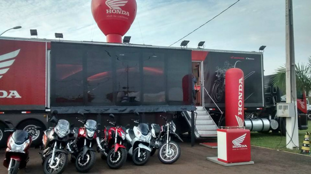 Estande da Honda conta com receptivo e exposição de motos de grande cilindrada (Fotos: Divulgação)