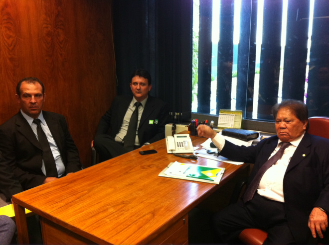 Prefeito e vereadores de Cassilândia se reúnem com deputado Akira Otsubo Estiveram no gabinete do deputado os vereadores Admilso Cesário Santos (Fião), Marcos Perpétuo Leite, Francisco Machado Filho (Chiquinho da Saúde) além do prefeito Carlos Augusto da Silva (Foto: assessoria de Comunicação)
