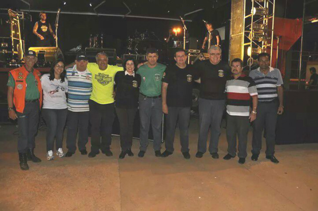 Junto com Totó, Marcia Moura, pessoal do Rotary e outras lideranças locais, Eduardo Rocha e Carlos Marun posam para foto em frente ao palco de shows do Arena Mix (Foto: Ricardo Ojeda)