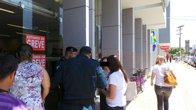 Militares acalmaram e orientaram a vítima em frente ao banco. (Foto: Ricardo Ojeda).