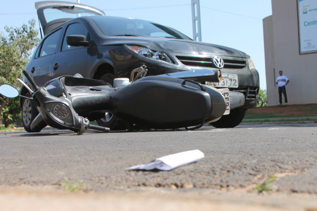Moto com criança na garupa bate em carro na circular da Lagoa Veículos bateram de frente na circular da Lagoa Maior. (Fotos: Lucas Gustavo).